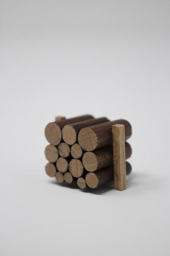 Rudolphs Schatzkiste Miniaturfigur Holzstoß Höhe 2 cm