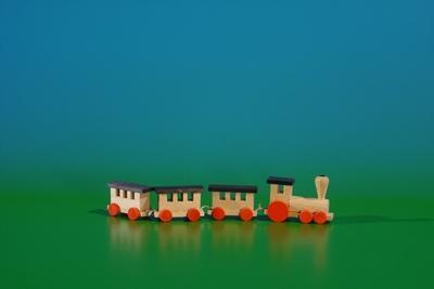 Rudolphs Schatzkiste Miniatur Eisenbahn (Lok, 3 Wagen), angefädelt Länge ca 12 cm
