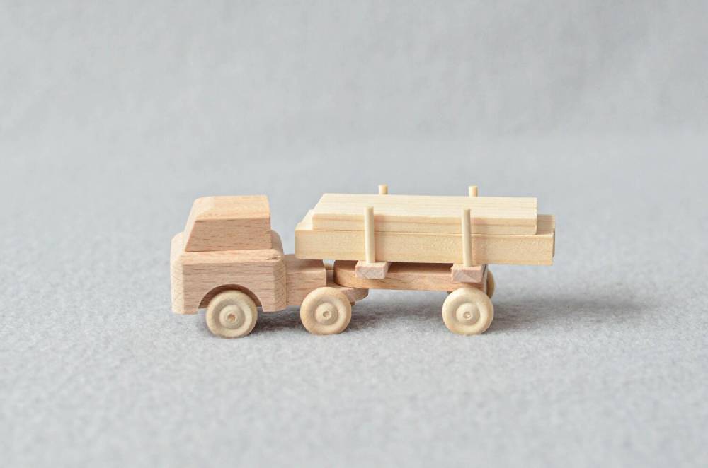 Rudolphs Schatzkiste Holzspielzeug - Miniaturfahrzeug Lastenauto mit Langholz Natur- HxBxT 3,5x9x3cm Günstiger Verkauf